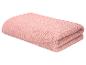 Gevouwen roze handdoek met ribbels op een witte achtergrond