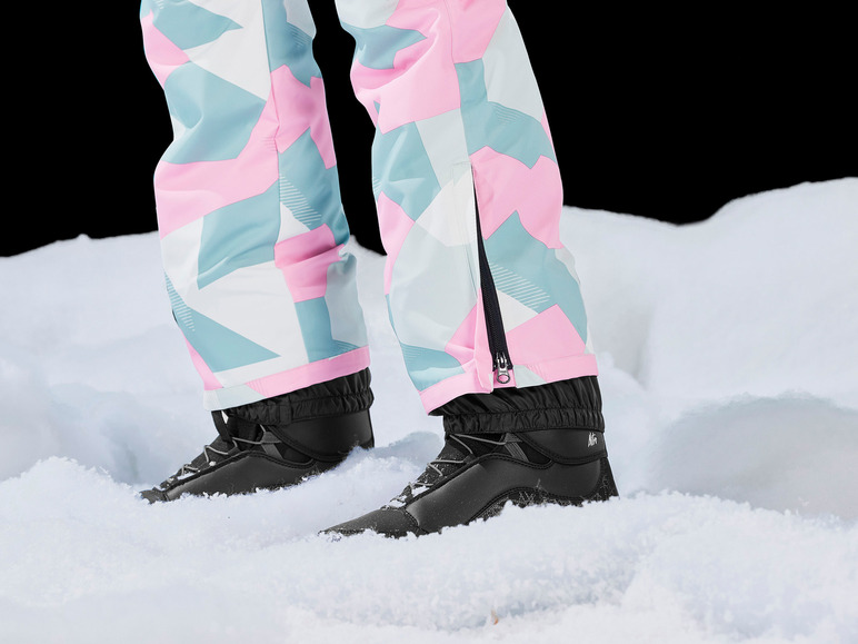 Zwarte ski-laarzen van Nitro met roze en blauwe ski-broek.