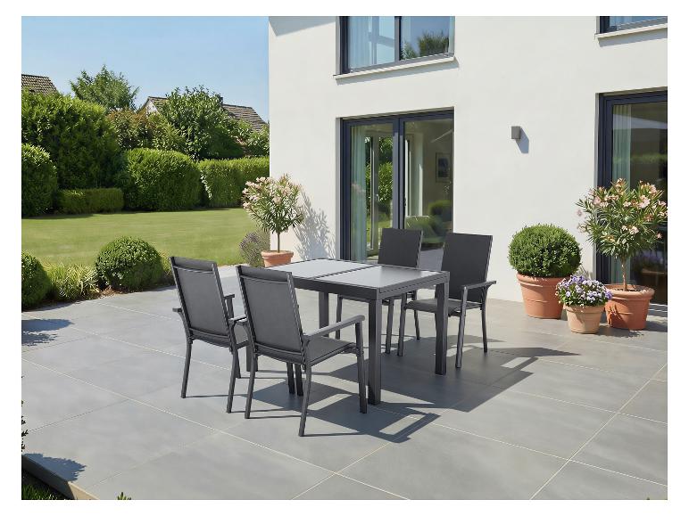 Ensemble de salle à manger d'extérieur avec table et quatre chaises sur une terrasse.