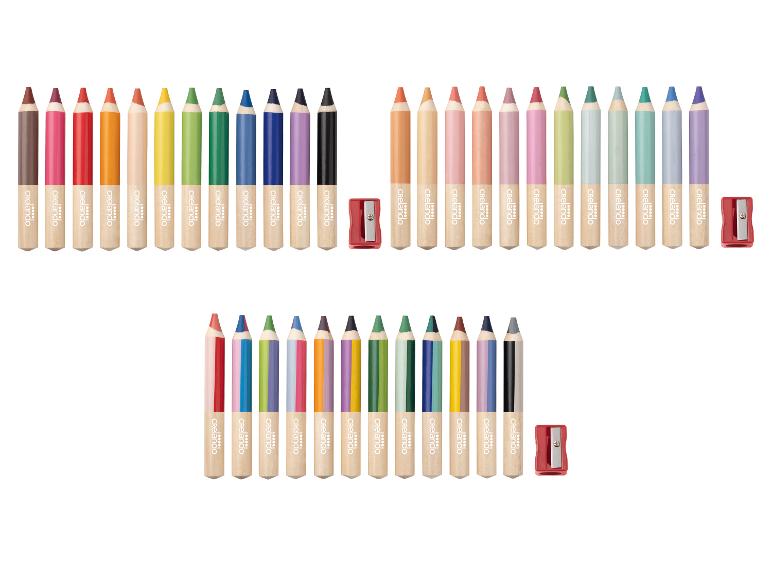 Trois ensembles de crayons de couleur en bois avec taille-crayons, certains multicolores.