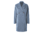 Manteau long en daim bleu clair à double boutonnage.