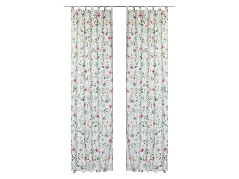 Twee witte gordijnen met een bloemenprint.