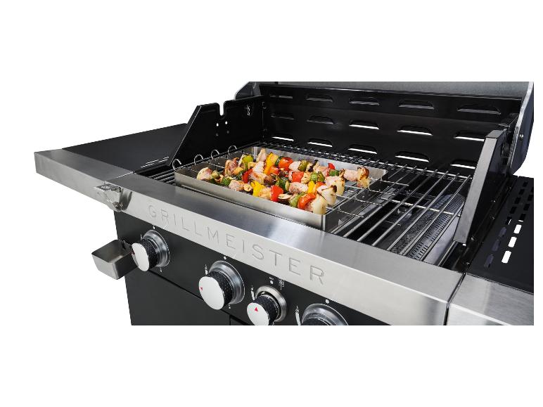 Grillmeester gasbarbecue met spiezen met gegrild vlees en groenten