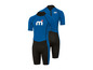 Twee blauwe wetsuits met korte mouwen van het merk Mystic.