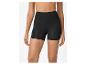Femme en short cycliste noir sans couture