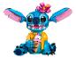 Blauwe LEGO Stitch figuur met Hawaïshirt en een ijsje.