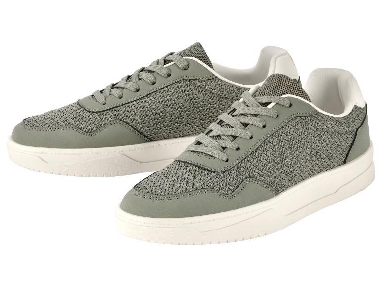 Een paar grijze sneakers met witte details