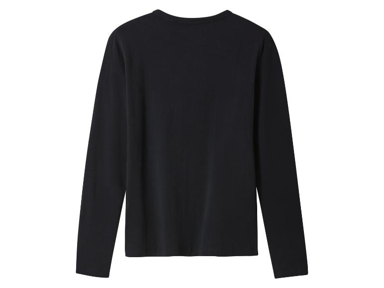 Eenvoudig zwart T-shirt met lange mouwen op een witte achtergrond