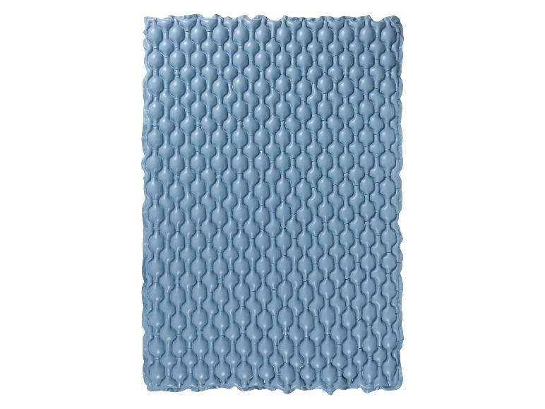 Blauwe opblaasbare matras voor kamperen of wandelen.