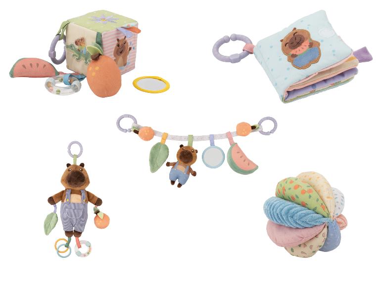 Jouets d'éveil pour bébé sur le thème de la capybara et des fruits, comprenant un cube, un livre et des hochets.