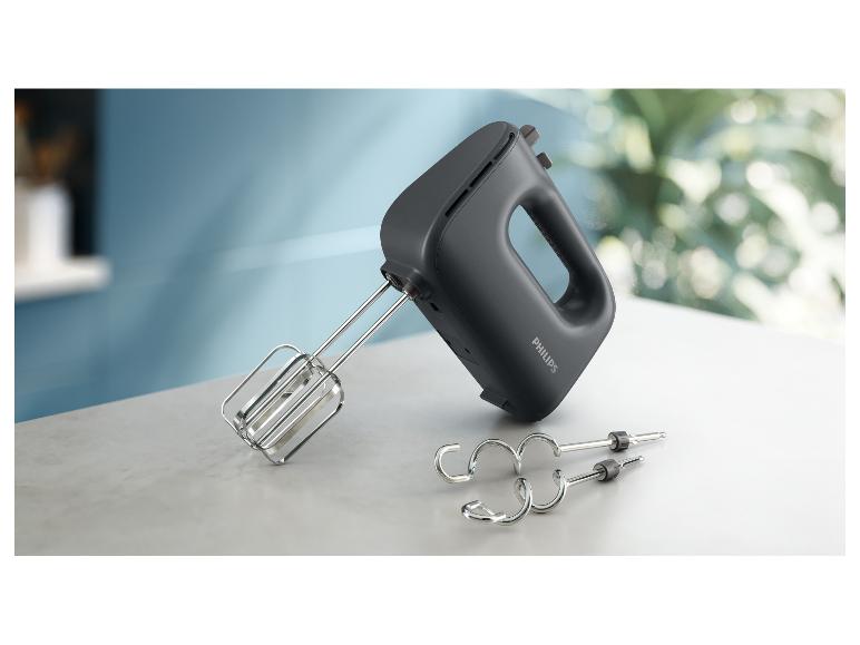 Zwarte Philips handmixer met gardes en deeghaken op een tafel.