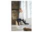 Vrouw in wit sportshirt en zwarte legging doet lunges met dumbbells.