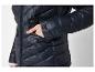 Femme en doudoune noire, main dans la poche