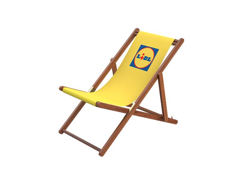 Gele strandstoel met een logo op de rugleuning, schuin aanzicht.