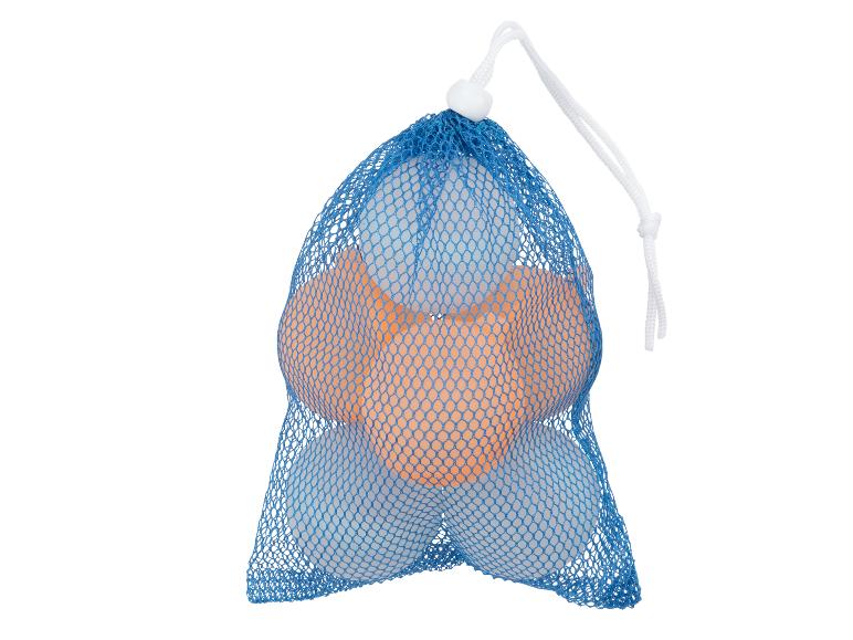 Blauwe nettas met witte en oranje tafeltennisballen