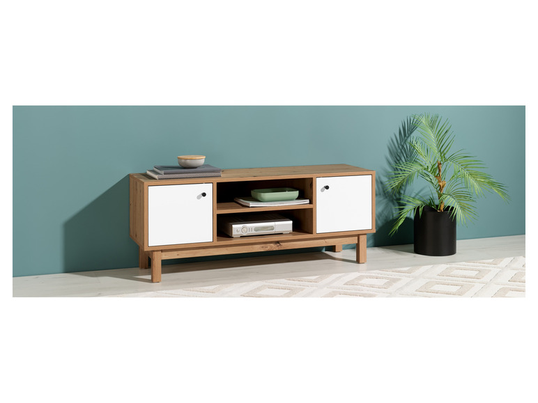 Een houten tv-meubel met witte deuren en planken