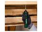 Gehandschoende hand houdt een Parkside schroevendraaier vast, die een schroef in een houten plank draait.