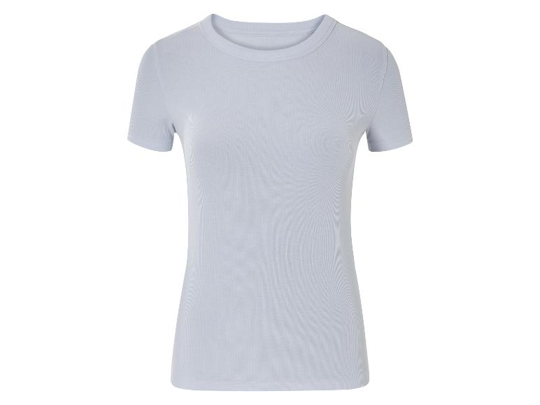 Un t-shirt bleu clair à rayures, à manches courtes.