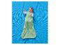 Bébé heureux dans une gigoteuse verte à motifs de soleil sur une couverture bleue.