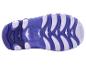 Vue de dessous d'une sandale pour enfant violette et blanche à semelle texturée.