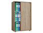 Een houten kast met schuifdeuren en groene, blauwe en witte ordners