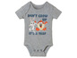Een grijze baby romper met Bugs Bunny en Tweety