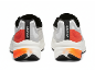 Een paar hardloopschoenen in wit, grijs en oranje, van achteren gezien.