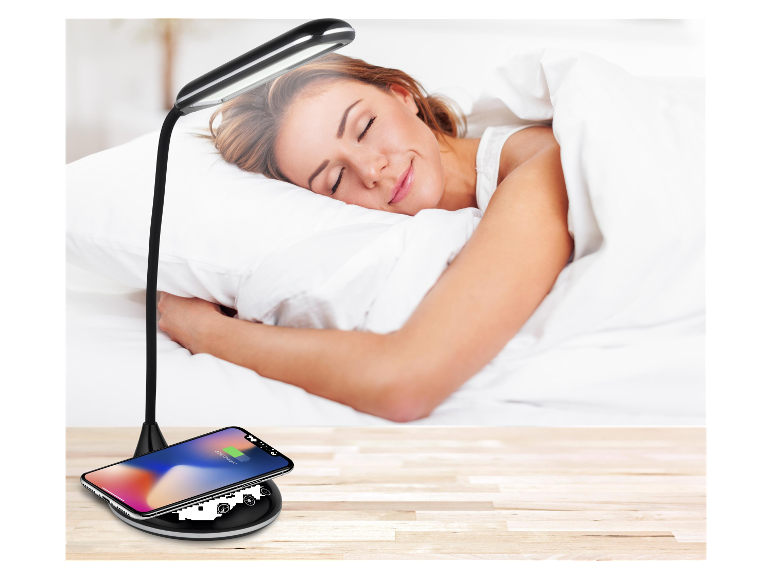 Moderne bureaulamp met draadloze telefoonoplader.