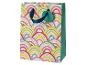 Sac cadeau avec un motif arc-en-ciel vif et un ruban bleu.