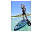 Crivit paddleboard en peddel op het water.