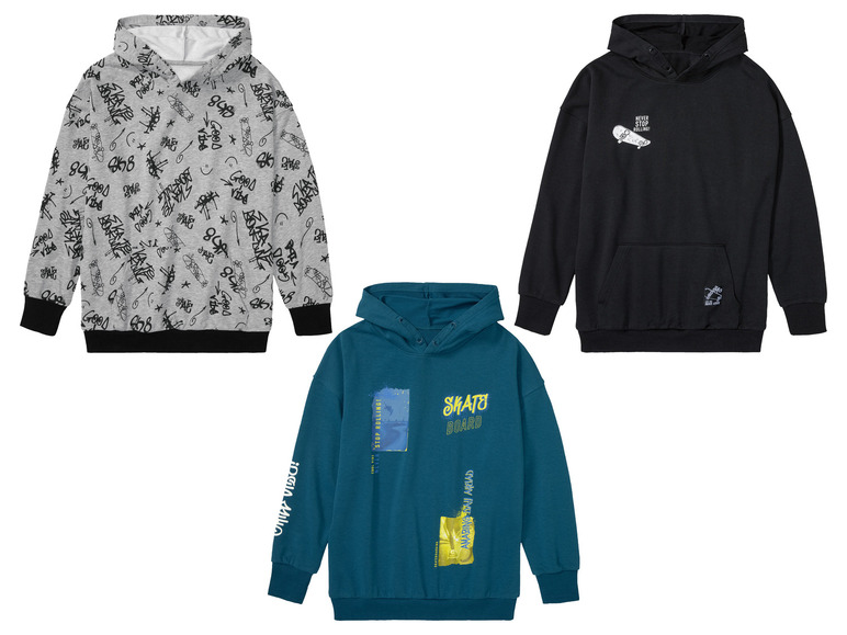 Drie hoodies met skateboard-print: een grijze met graffiti, een zwarte met 'Never stop rolling!' en een turquoise met 'Skateboard'.