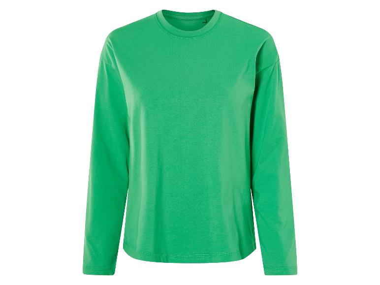 Un t-shirt vert à manches longues.