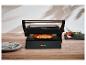 SilverCrest grill met zalm, bord en kruiden op een houten plank.