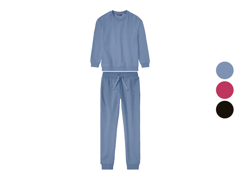 Un survêtement bleu avec un sweat-shirt.