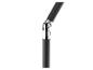 Zwarte parasolpaal met een zilveren scharnier.