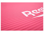 Een roze fitnessmat met Reebok logo.