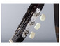 De kop van een klassieke gitaar met zilveren stemknoppen.