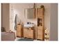 Salle de bain avec meubles en bois, miroir, lavabo et douche.
