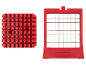 Twee rode accessoires voor een snijmachine: een snijblok en een rooster.