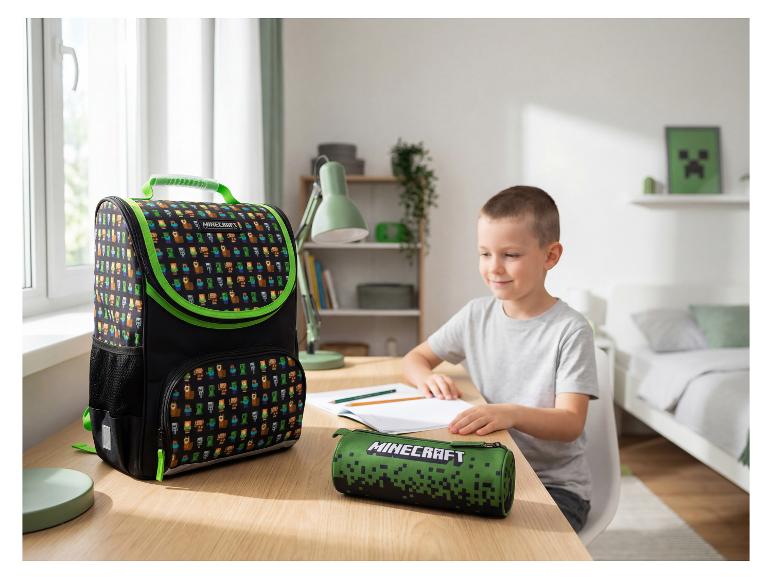 Sac à dos et trousse à motifs de jeu vidéo, avec un enfant dessinant à un bureau.