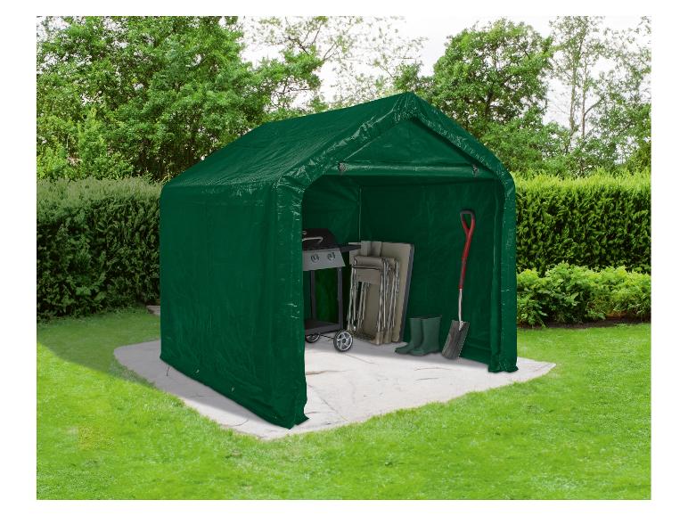 Un abri en bâche verte avec un barbecue, des chaises pliantes et des outils de jardin.