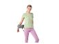 Vrouw in lichtgroen T-shirt en roze legging, met een grijze yogamat.