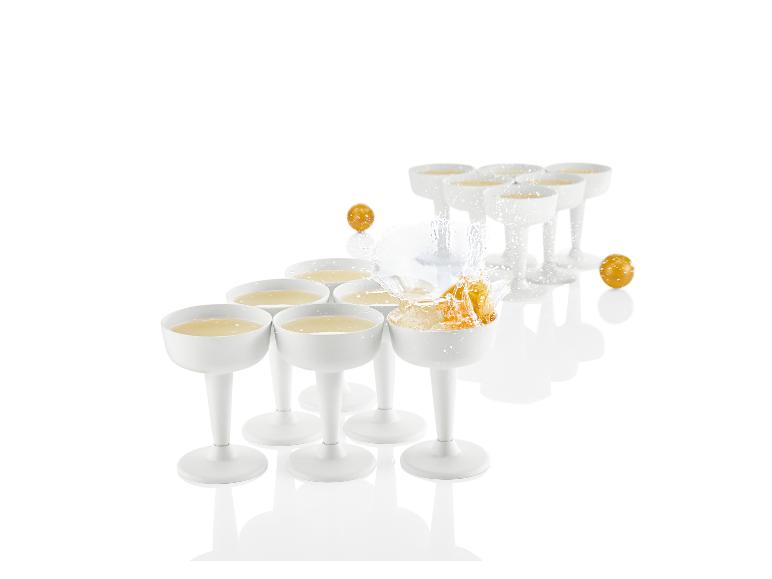 Des verres blancs pour un jeu de beer pong avec des balles orange.