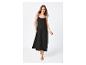 Zwarte maxi jurk en platte sandalen: zomerse stijl.