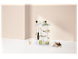 Een draaiende make-up organizer van acryl gevuld met diverse beautyproducten.