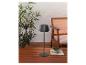 Lampe de table grise sur une table en bois avec une plante et une chaise.