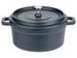 Een blauwe gietijzeren braadpan met deksel.