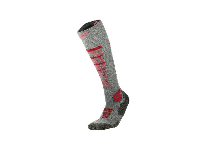 Chaussette de ski grise et rouge à motifs.