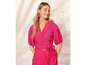 Een roze top en rok met een strikdetail.