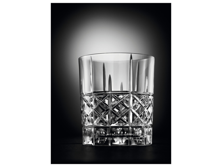 Een gegraveerd glazen glas voor whisky of sterke drank.